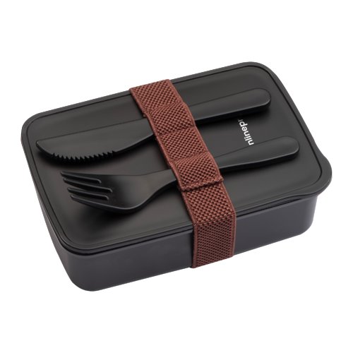 Zwarte plastic lunchbox met elastiek en bestek.