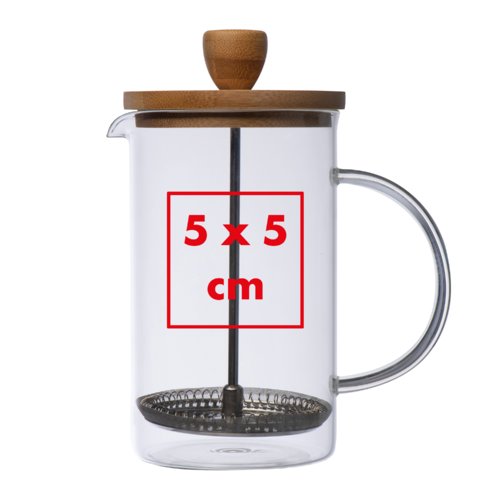 Transparante glazen cafetire met metalen filter en houten deksel.