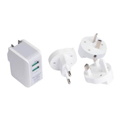 Witte reisadapter met meerdere stopcontactadapters.