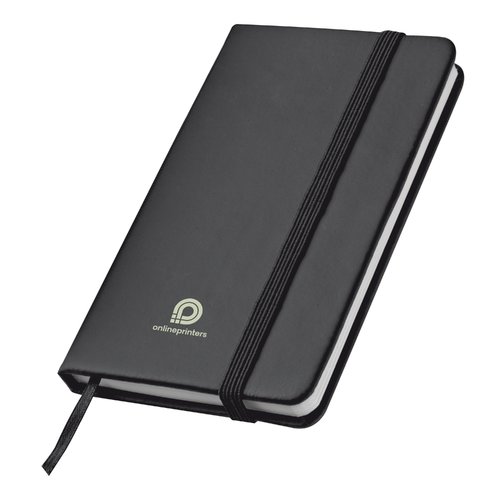 Zwart notitieboek met elastische band en bladwijzer.