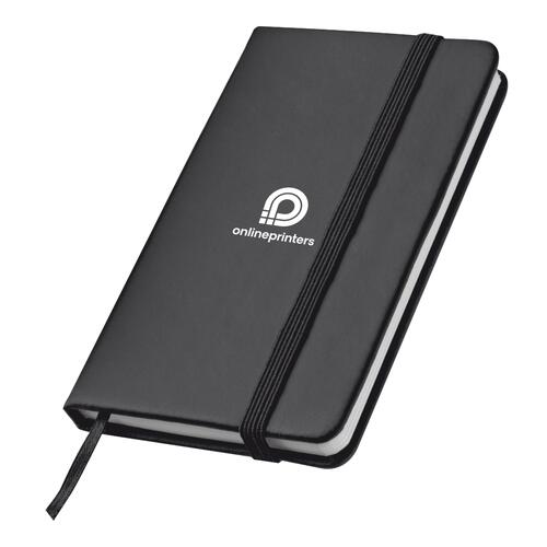 Zwart notitieboek met elastische band en bladwijzer.