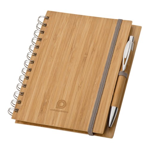 Licht houten notitieboek met spiraalbinding en elastiek.
