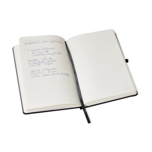 Zwart notitieboek met harde kaft en bladwijzer.