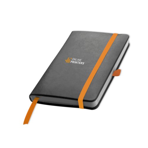 Oranje notitieboek met elastiek en lintbladwijzer.