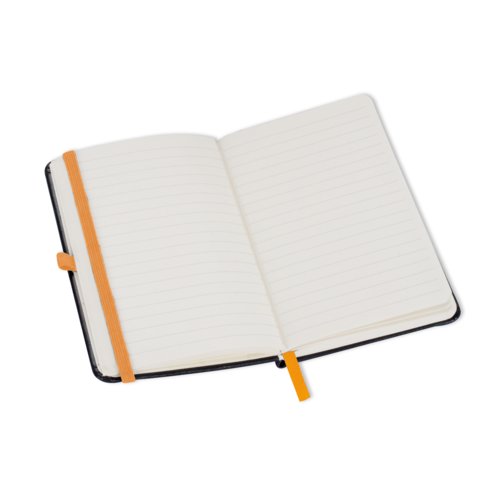 Oranje notitieboek met elastische sluiting en bladwijzer.