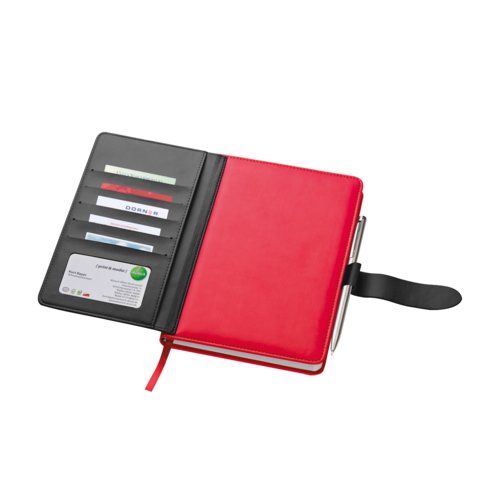 Rood notitieboek met insteekvakken en pennenlus.