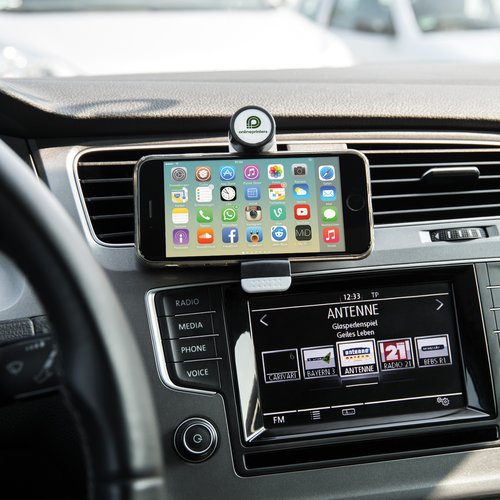 Zwarte plastic telefoonhouder voor montage in de auto.