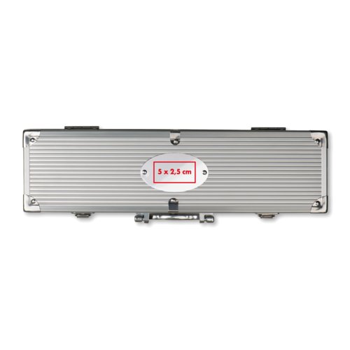Zilveren grillkoffer met ovale plaat en handvat.