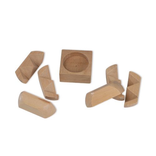 Beige houten geduldspel met meerdere onderdelen.