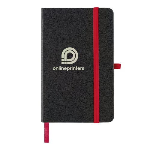 Rood notitieboek met elastische sluiting en bladwijzer.