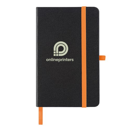 Zwart notitieboek met elastische band en bladwijzer.