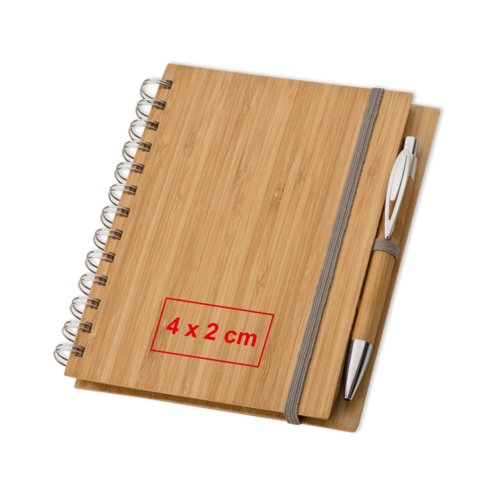 Licht houten notitieboek met spiraalbinding en penhouder.