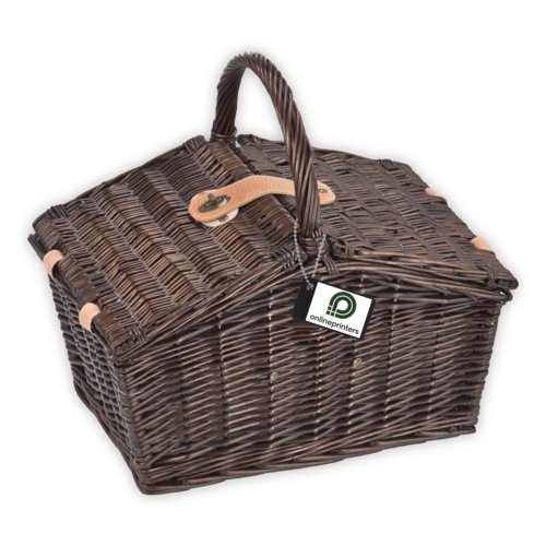 Bruine Wicker picknickmand met handvat en sluiting.