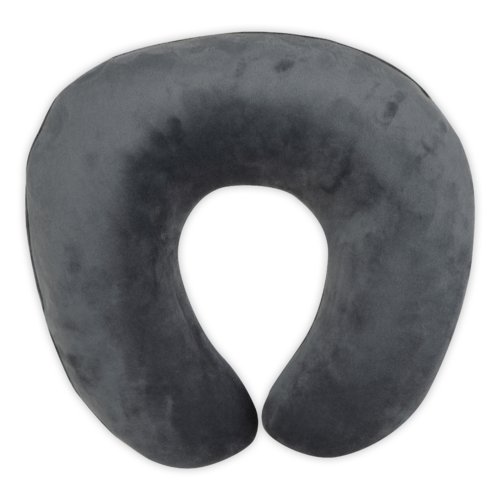 Grijze reisset bestaande uit nekkussen, slaapmasker en oordopjes.