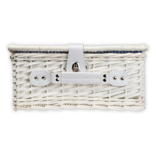 Witte rieten picknickmand met handvat en sluiting.
