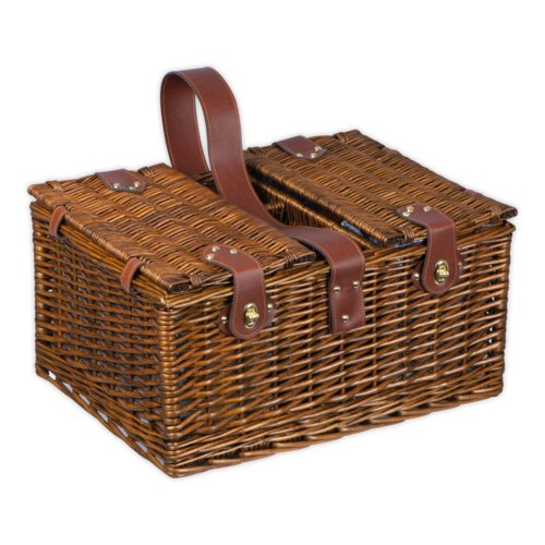 Bruine rieten picknickmand met deksel en handvat.