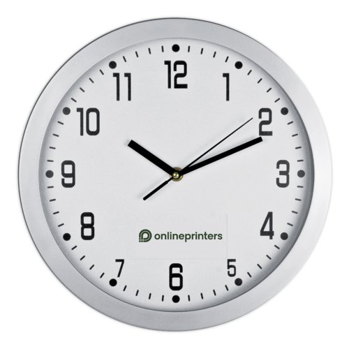 Zilveren wandklok met uur-, minuten- en secondewijzers.