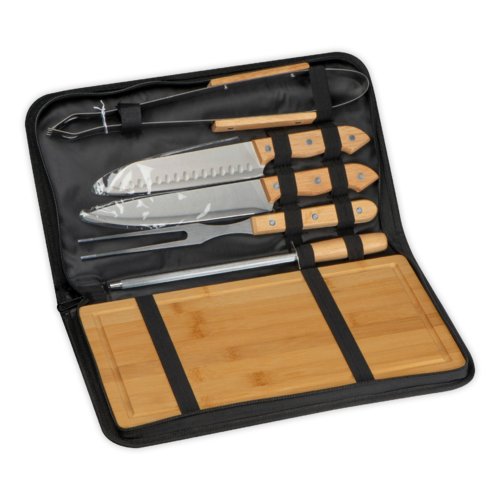 Zwarte barbecueset met houten en roestvrijstalen gereedschap in een etui met ritssluiting.