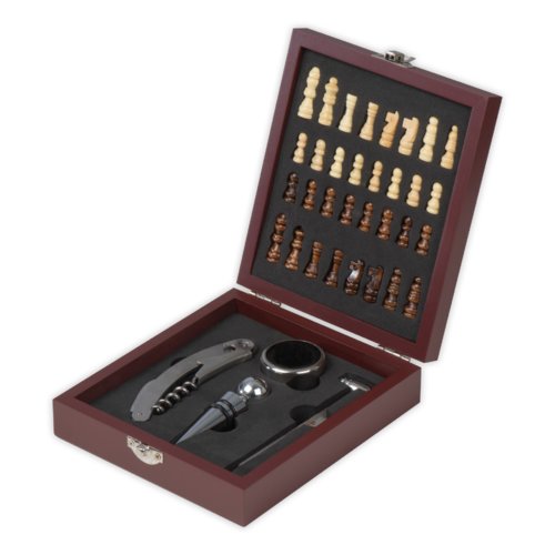 Houten wijnset met schaakbord en accessoires.
