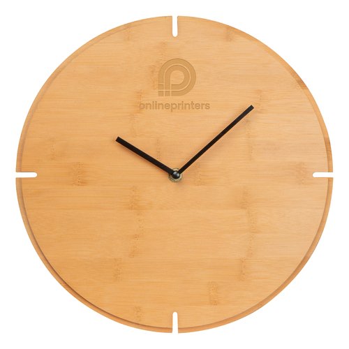 Beige houten wandklok met uur- en minuutwijzers.
