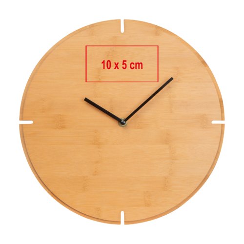 Lichte houten wandklok met zwarte wijzers.