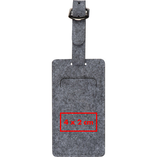 Grijze vilten bagagelabel met metalen gesp en gleuf.