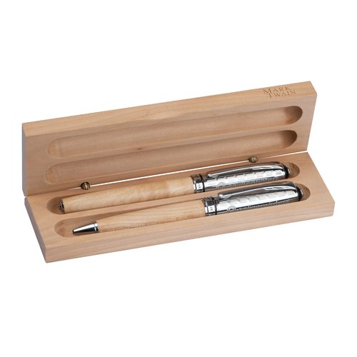Beige houten schrij &#2488;&#2503;&#2463; met balpen en vulpen.