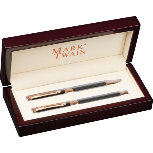 Zwarte schrijfset met balpen en vulpen in geschenkverpakking.