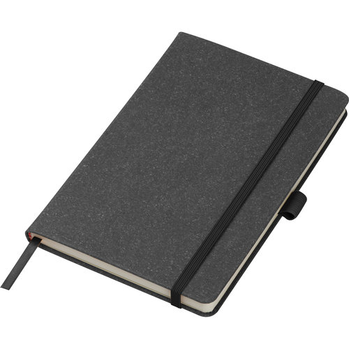 Zwart notitieboek met elastische band en bladwijzer.