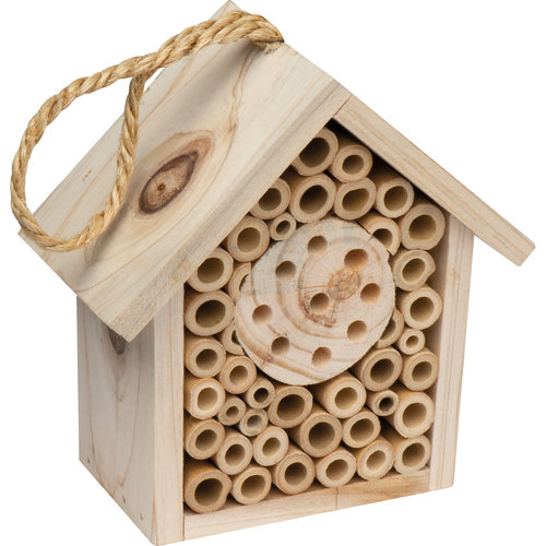 Beige houten insectenhotel met ophangsysteem.