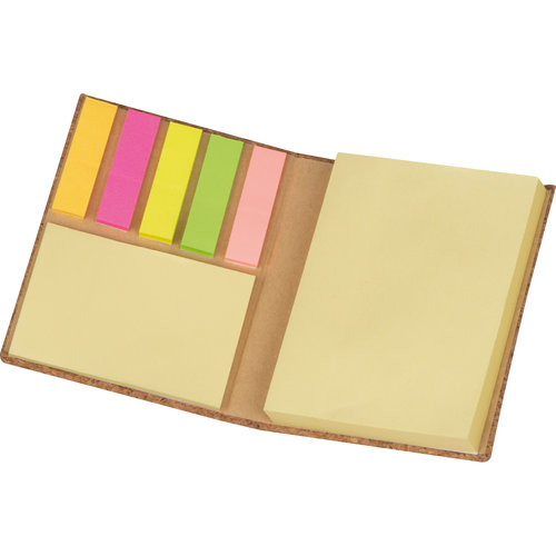 Beige kurk notitieboek met plaknotities en markeerstiften.