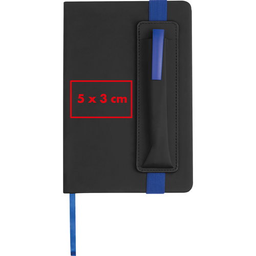 Zwart notitieboek met pennenhouder, elastische sluiting en bladwijzer.