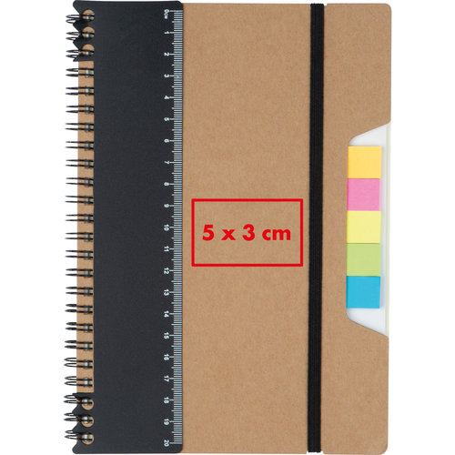 Bruin notitieboek met spiraalbinding, elastiek en plaknotities.