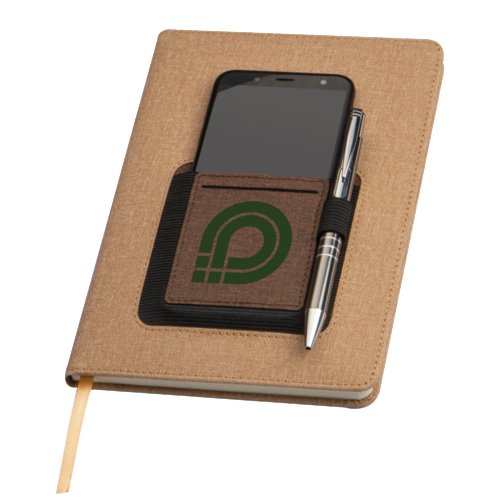 Beige notitieboek met pennenlus en steekvak.