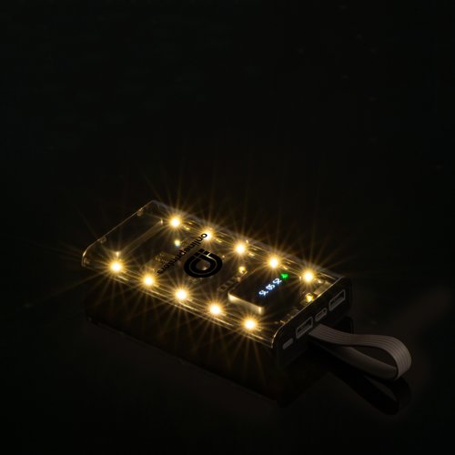 Transparante powerbank met USB-poorten en LED-verlichting.