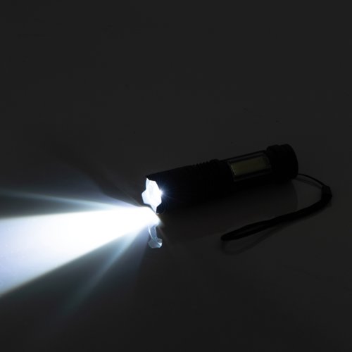 Zwarte, oplaadbare zaklamp met draagriem.