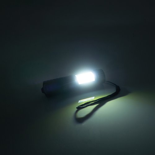 Zwarte oplaadbare zaklamp met polsband.