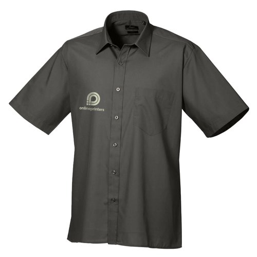 Grijs poplin overhemd met korte mouwen voor heren met knoopsluiting en borstzak.