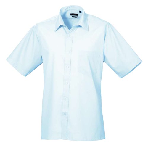 Lichtblauw poplin overhemd met korte mouwen en knoopsluiting.