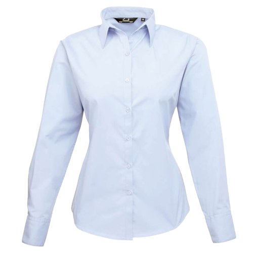 Lichtblauwe poplin blouse voor dames met knoopsluiting en kraag.