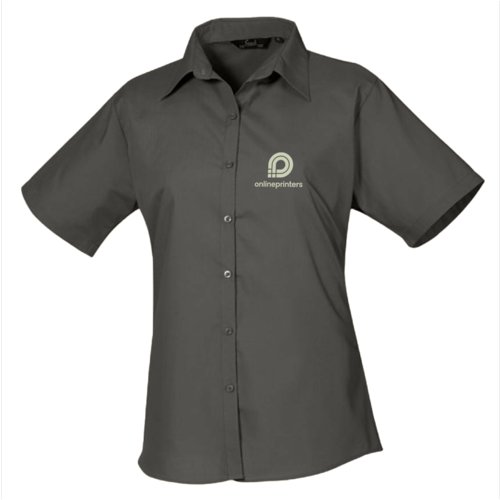 Grijze poplin blouse met korte mouwen en knoopsluiting.