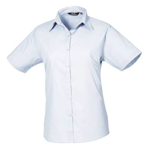 Lichtblauwe popeline blouse met korte mouwen.