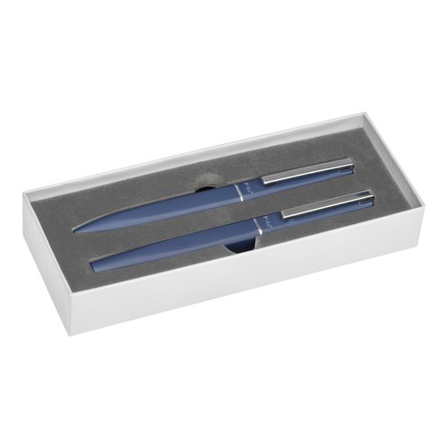 Donkerblauwe schrijfset met balpen en vulpen.