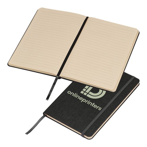 Zwart notitieboek met elastiek en bladwijzer.