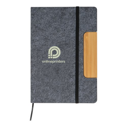Grijs vilten notitieboek met elastiek en bamboe detail.