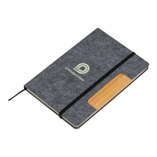 Zilvergrijs notitieboek met vilten omslag, elastische band en bamboe accent.