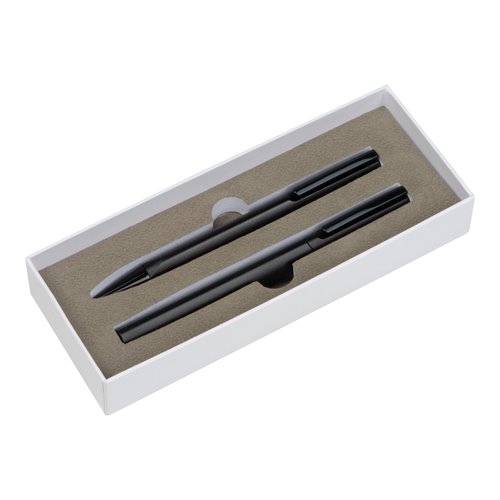 Zwarte schrijfset met balpen en vulpen.