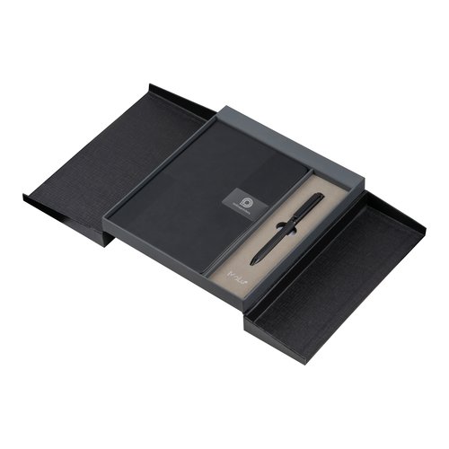 Zwart notitieboek met harde kaft en pen in geschenkverpakking.