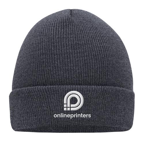 Grijze gebreide muts van warm materiaal met ribpatroon.