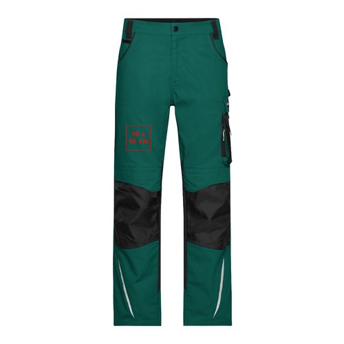 Groene werkbroek van duurzaam materiaal met praktische zakken.
